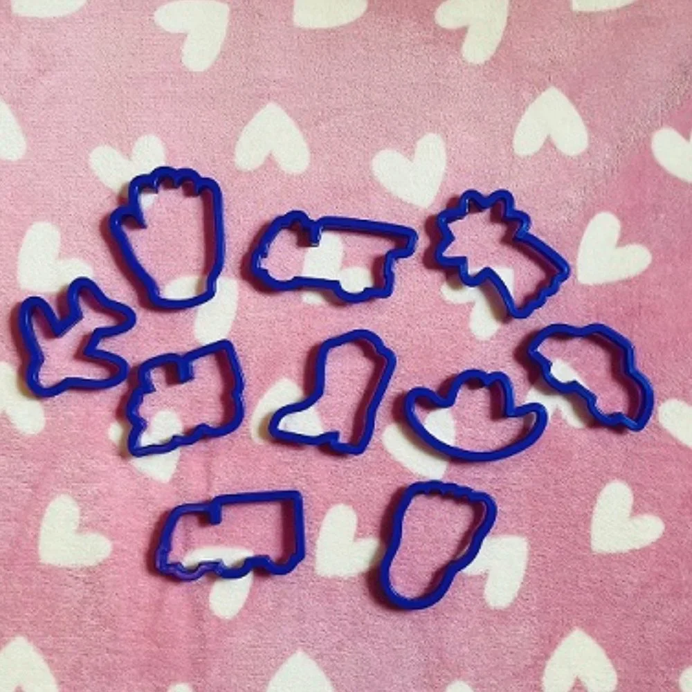 never used 83-piece cookie cutter set from Wilton - Picture 6 of 10